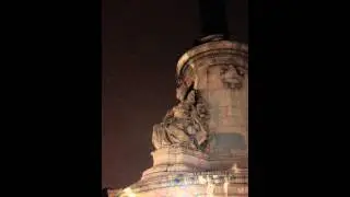 Mise en deuil du monument de la r&eacute;publique. Hommage &agrave; Charlie Hebdo &agrave; Paris le 7 janvier