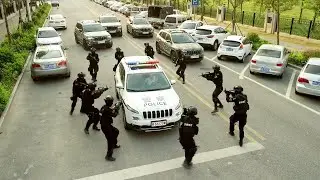 1 special soldier robbed police car and surrounded by 10 armed police