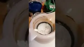 Rensning af kaffekande med bagepulver og vand