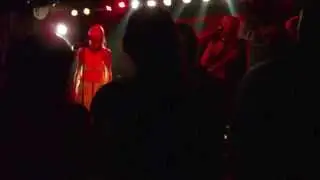 Zatvorenih očiju - Izgleda da mi smo sami (U škripcu)