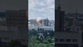 армия россии атаковала Сумы момент попадания беспилотника в административное здание