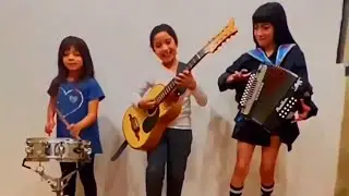 Las Barbaras del Norte,  cantando a su estilo, esta bonita canción,  Las Margaritas 🥁🎸🪗🎶🎵🎼🎵