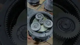 See how a planetary gearbox works on the tracked vehicle. #gearbox #transmission #gearunits #gears