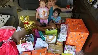 ABRINDO OS PRESENTES DO ANIVERSÁRIO DA BABY HELENA - Jéssica Godar e Laurinha e Helena