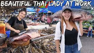 Beautiful Thai Lady & Local Life in HATYAI Fish Market 🇹🇭