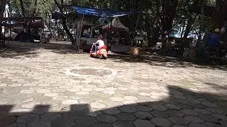 Yaya mainan scooter  di Ken Park