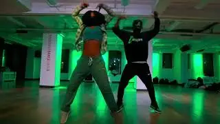 Usher &ldquo;Peace Sign&rdquo; choreography