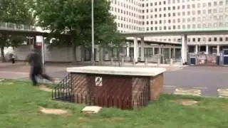 Трюки в паркуре Double Kong Vault)
