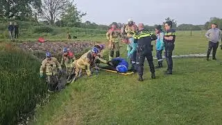 2026-05-10 Bestuurder crossmotor in Losser belandt in sloot en raakt gewond, motor is foetsie