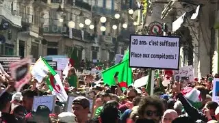 Algérie: une foule immense défile dans le centre d'Alger