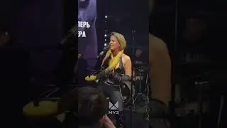 На презентации своего альбома &laquo;Ядовитая. Неразбитая&raquo; Elvira T появилась с настоящей змеёй на шее 😱