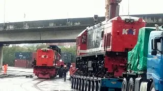 Proses Turunan 6 Lokomotif Sumatra Telah Tiba di Pelabuhan Tanjung Priok