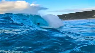 SURFING EXTREMELY HOLLOW WAVES ON SHALLOW SAND BAR!
