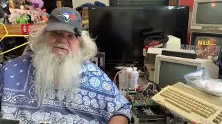 Commodore 128: проверьте провода на нижней плате! Руди говорит по телефону &mdash; Эпизод 3590