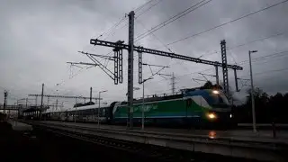 Нощният каубой БВ 2626, уловен в дъждовна утрин на ЖП гара Казичене, начело с локомотив 80 052...