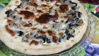 البيتزا بالصلصة البيضاء وحشوة الفطر مميزة ولذيذة