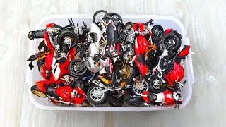 Die cast Metal 1/18 Scale Model Bikes, Box Full of Model Bikes Collection
