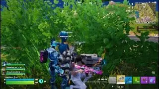 Fortnite_Bailando en el arbusto con un indigente, una diva, un robot punk y un Alien azul en shorts