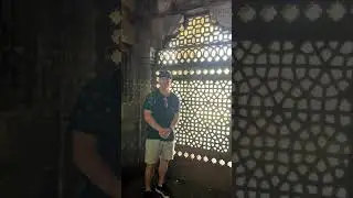 David Warner explores Delhi monuments with family