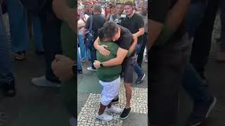 Rodrigo Faro faz gravação no calçadão de Osasco com gordinho do pix