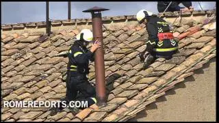 La chimenea que anunciar&aacute; la elecci&oacute;n del Papa ya asoma sobre la Capilla Sixtina
