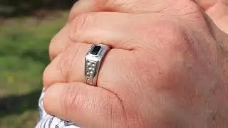 Recycled gold signet ring for men from Flamme en rose.