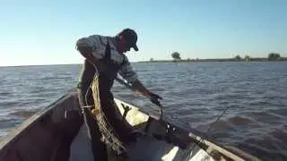 levantando las rastras con redes de pescas