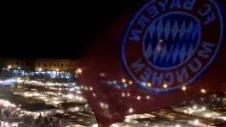 Bayern-Flagge weht &uuml;ber dem Jemaa el Fna in Marrakech, 20.12.2013 (6)