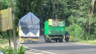 Sepeda Motor Nyaris Kena Sambar Truk