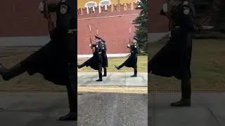 Moscow Russia Kremlin changing of the guards  #dailytours #tourexpert #russia #kremlin