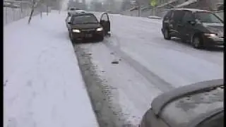 Glatte steile Stra&szlig;en im Winter. Bremsen hilft nicht!