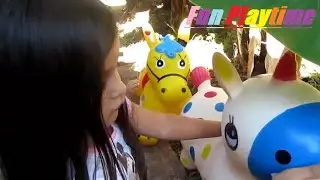 Divertdo Caballitos Saltarines Jugando en Jardin