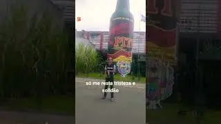 um artista cantando de frente da Pitu dos melhores de Vit&oacute;ria man&eacute; pedreiro  e sac&oacute; do pandeiro