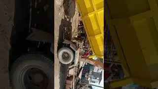 Proses pengangkutan kontainer sampah