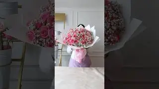 Ramo de 50 rosas fucsia m&aacute;s gypsophila | A bouquet of 50 fuchsia roses plus gypsophila