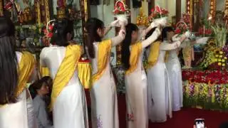 Dâng hoa cúng dường Phật Đản