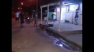 TENTATIVA DE MORTE AO VIVO HOMEM AGONIZANDO ÉBALEADO EM FRENTE AS CAMERAS.