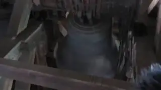 Klockorna i Sankt Nicolai kyrka i Örebro, filmat inne i tornet (och utanför, + klangtest) (video)