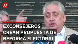 Le entregan una propuesta de reforma electoral a Kenia López Rabadán por parte de Somos México
