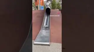 Die Polizei will auch mal Spa&szlig; haben 🤣🤣 #funny #polizei #rutsche #spielplatz