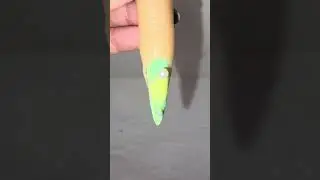 Stiletto Nails Green-Yellow Gradient #nailart #nails #naildesign #greennails #pearlnails #ombrenails
