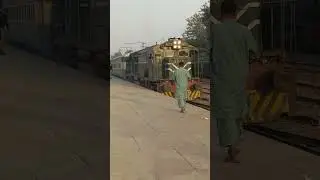 Maher Express departure from Multan cantt #pakistanrailways #train #railway #railway #railwaystation