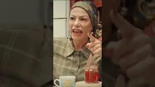 طاليانية ولا المانية مانعطيش حكاراتي 🤨يا حبيبة يزي 🤔ورحمة الغالية لاني عاطيتها