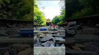 Железнодорожная диорама с велосипедистом 🚂🏍 | Креативная миниатюрная железнодорожная сцена в Индии
