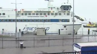 Storm houdt veerboten aan de wal