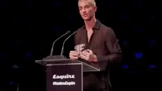 Manu R&iacute;os accepting his award || Best Actor 2021 of @esquire