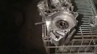 Ремонт взорванного картера двигателя Honda CR250, часть 1