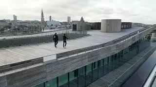Scidus voorziet de houten elementen op het dak en de gevel van Brucity in Brussel