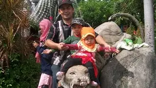 Gerbang Kebun Binatang Surabaya bediri megah patung lambang Kota Surabaya