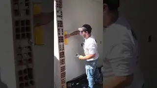Aplica&ccedil;&atilde;o de massa corrida com rolo usando a berox 🚀🎨#viral #reels #obra